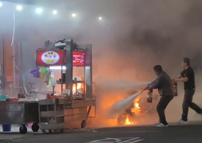 附近民眾纷纷拿出灭火器出来帮忙灭火。（民眾提供）