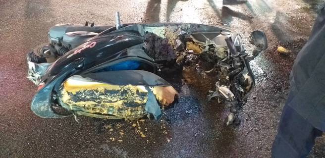 现场撞到瓦斯桶的机车也被火势波及。（翻摄画面）