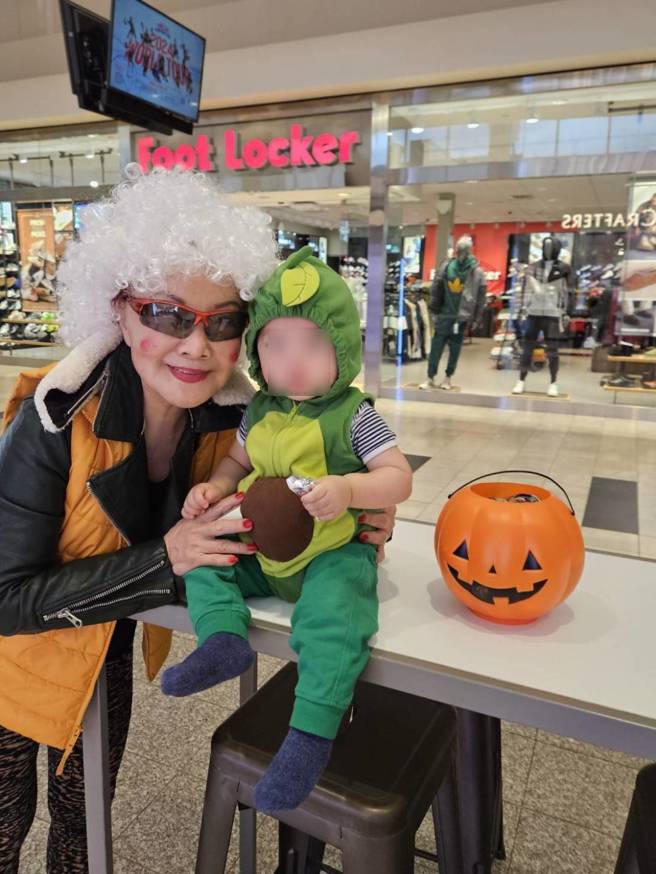 楊燕(圖左)要照顧1歲小外孫，不能返台投票了。(楊燕提供)