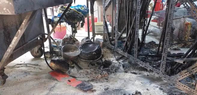 火警现场已经围上封锁线。（翻摄画面）