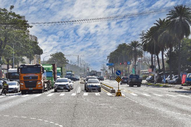 沿海一路交通流量大且重型車輛繁多，交通狀況經常險象環生。（圖／高雄市工務局）