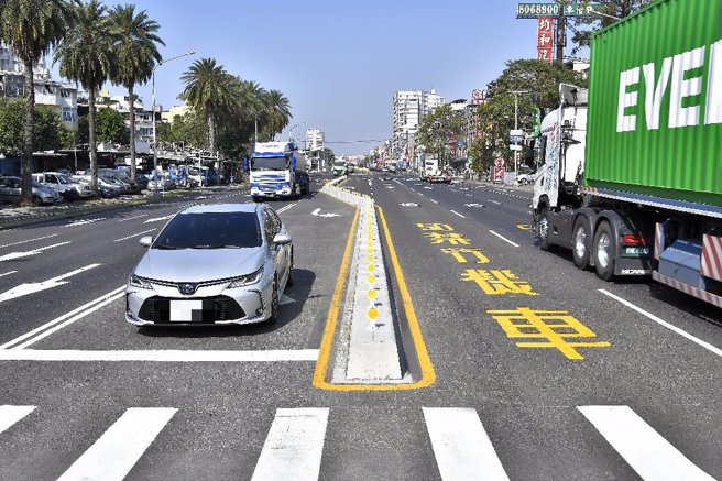 沿海一路（立群路口至中鋼路口）新設中央分隔島，及增設立群路與店中路口左轉專用車道，以遏止車輛違規迴轉情形。（圖／高雄市工務局）
