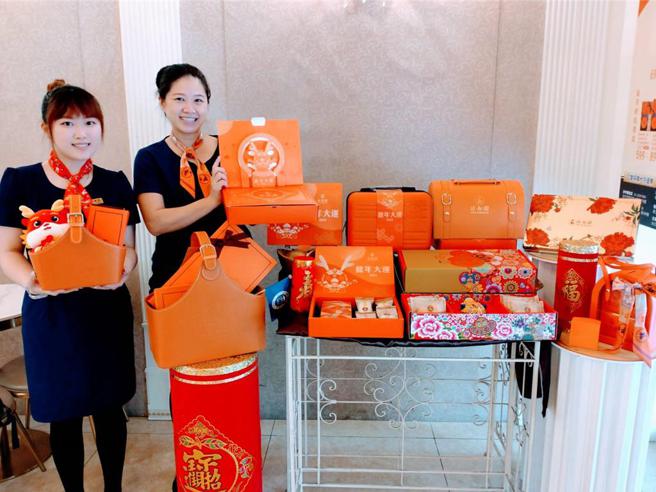 法布甜今年春节伴手礼推出15种礼盒，价位从399元的平价蝴蝶酥，到2,380元的限量联名包都有！图／曾丽芳