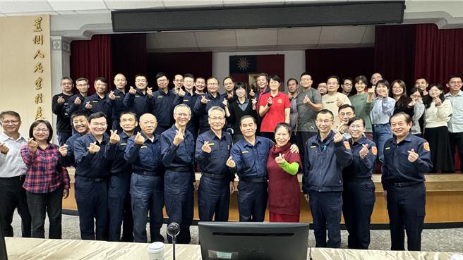 台南市政府警察局新营分局10日下午特别为沈荣智（第一排右五）举办欢送会，沈的妻子（第一排右四）也受邀来献上祝福。（台南新营警分局提供／张毓翎台南传真）