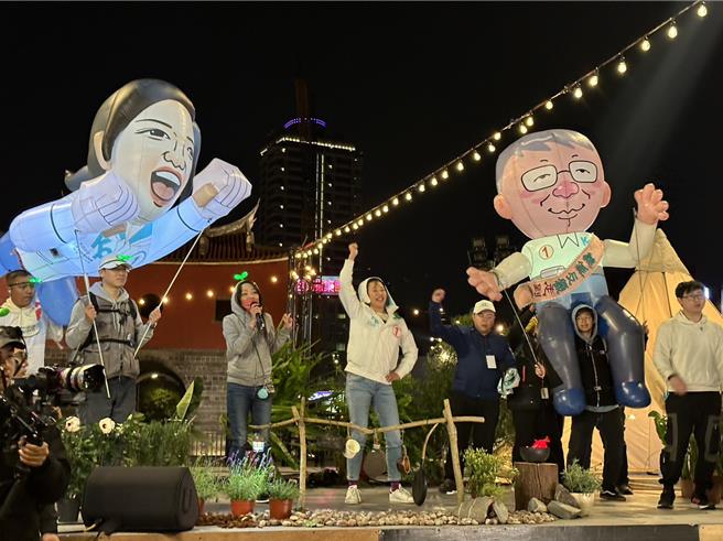 上百「小草」不畏寒风齐聚北门，吴欣盈跳炸裂舞带动唱。（杨亚璇摄）