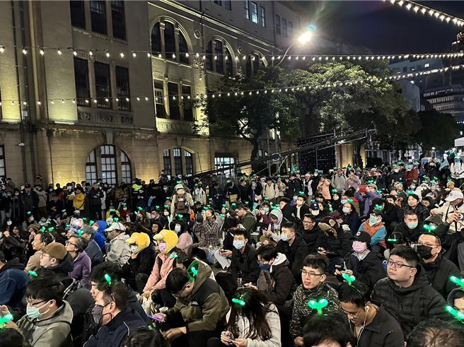 上百「小草」不畏寒风齐聚北门，吴欣盈跳炸裂舞带动唱。（杨亚璇摄）