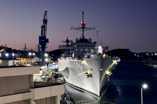 2023年12月21日，在日本横须贺举行的2023 年船舶假日灯光节期间，美国海军蓝岭号(LCC 19) 在横须贺码头旁，蓝岭号是美国海军最古老的作战舰艇，作为第7舰队指挥舰。（DVIDS）