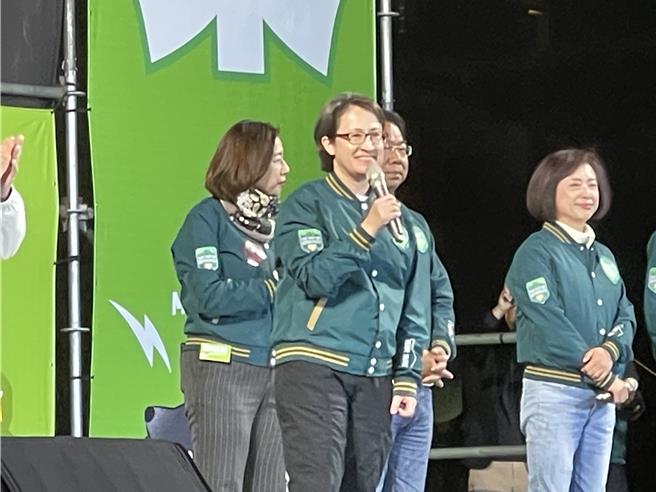 民进党11日晚间在台中东区举办大造势，现场涌入数万支持者。民进党副总统候选人萧美琴讚台湾人在夹缝中生存、困难中成长，并说她和赖清德是即战力。（王煌忠摄）