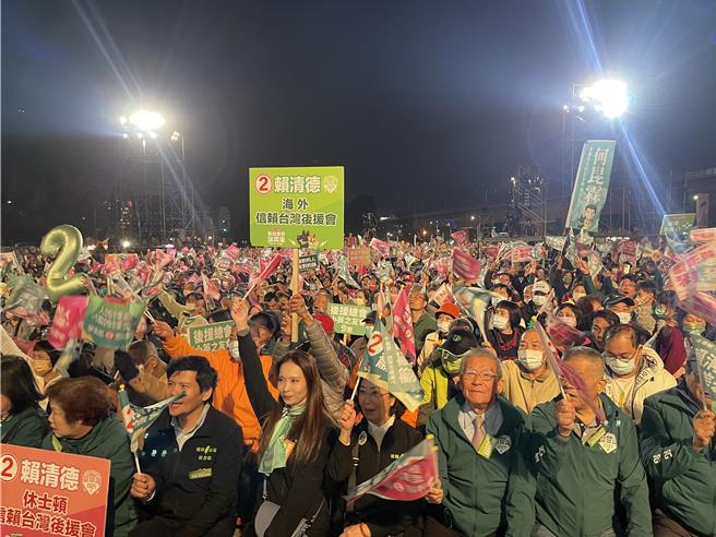 民进党11日晚间在台中东区举办大造势，人手1支旗帜，冻蒜声不断。（王煌忠摄）