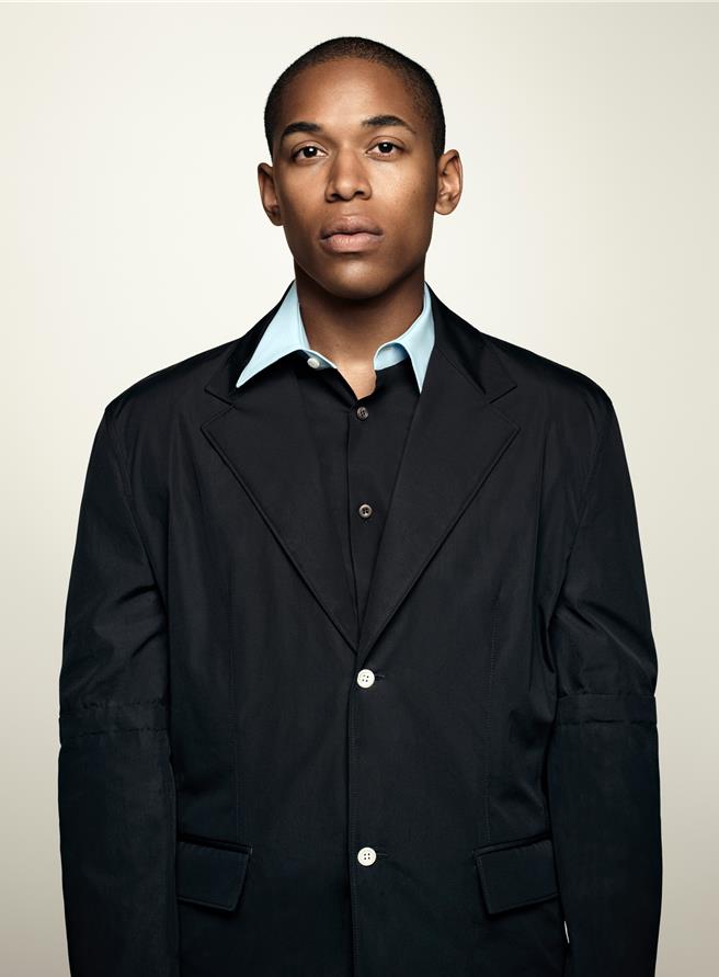 凱爾文．哈里森（Kelvin Harrison Jr.）與40位超模以及另外兩位男星一起登上Prada 2024春夏系列拍攝形象廣告。（Prada 提供） 