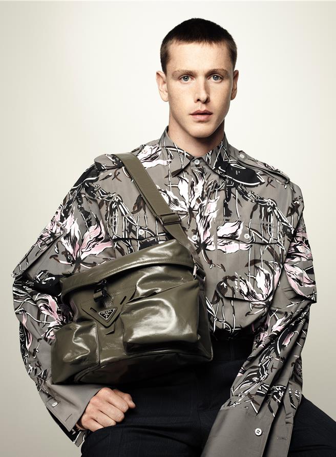 哈里斯．迪金森（Harris Dickinson）亮相於Prada 2024春夏系列拍攝形象廣告。（Prada 提供）