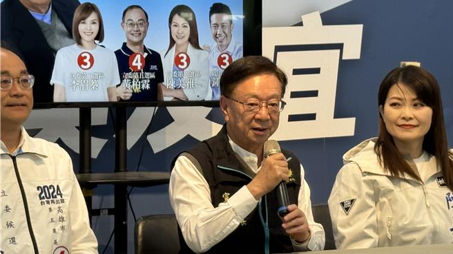 联电荣誉副董事长宣明智（中）今（11）日晚间重申，以人格保证非侯办造假，且强调自己从小跟郭一起长大，「他的心思我最清楚」。（柯宗纬摄）