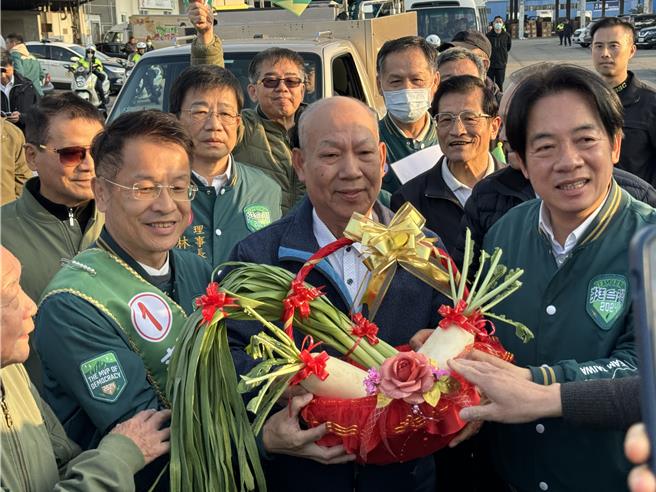桃园市农会常务监事游象纪代表农会体系赠送好彩头、蒜头给赖清德，预祝他高票当选。(蔡依珍摄)