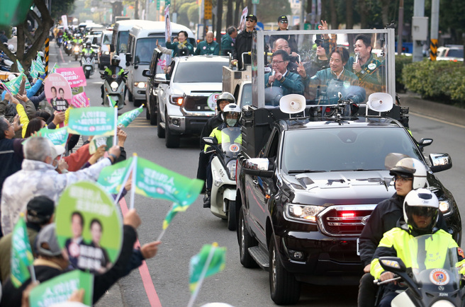 民进党立委候选人彭俊豪（车上右起）、总统候选人赖清德及行政院副院长郑文灿11日在桃园市中坜区扫街拜票，支持民眾沿途摇旗吶喊热情欢迎。（范扬光摄）