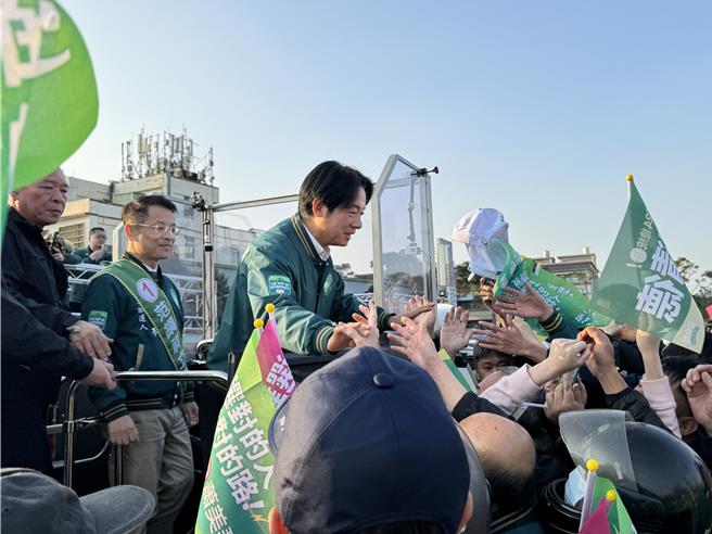 赖清德比表定时间晚半小时，民眾在寒风中苦等仍热情不减，让赖清德感动比爱心感谢。(蔡依珍摄)