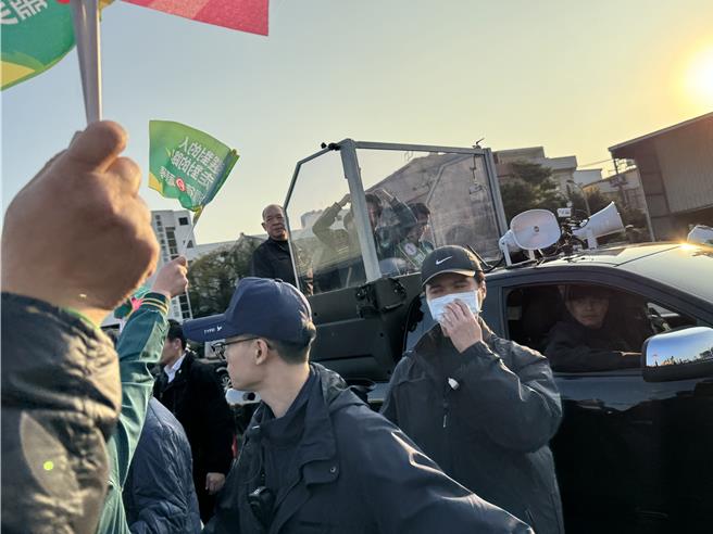 赖清德比表定时间晚半小时，民眾在寒风中苦等仍热情不减，让赖清德感动比爱心感谢。(蔡依珍摄)