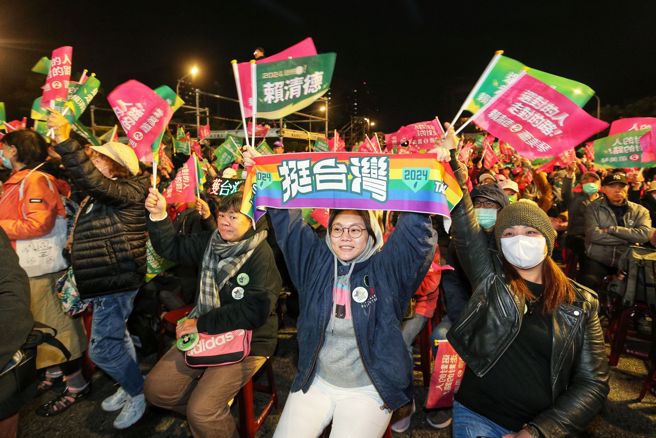 民进党正副总统候选人赖清德、萧美琴11日在台北市凯道举办护国之夜，支持者高举标语跟旗帜为「赖萧配」吶喊加油。（黄世麒摄）