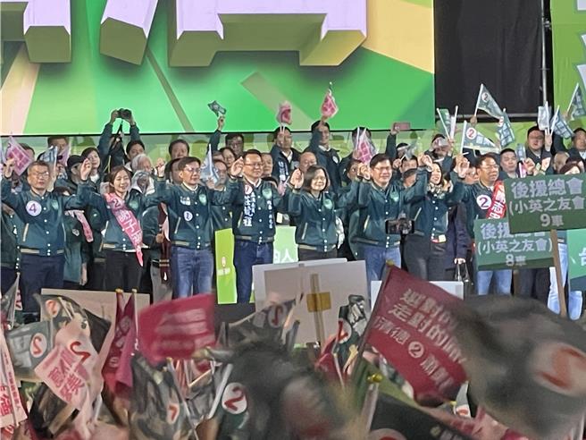 民進黨11日晚間在台中東區舉辦大造勢，蔡英文總統表示，台灣選舉受世界矚目，台灣人的抉擇將牽動全球局勢，呼籲鄉親支持創造「蔡英文路線」、能帶領台灣穩健向前的賴蕭配。（王煌忠攝）