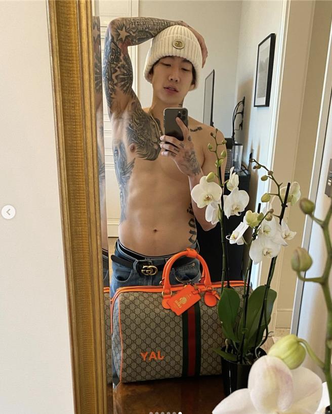 Jay Park先秀中空影片被網友吐槽忘記秀包，之後學IU的貼文再發一組照片，並加碼裸上身的照片。（摘自Jay Park IG）