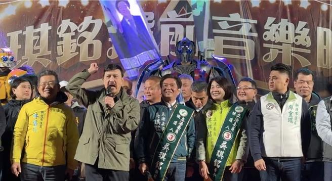 余天一出场便跟选民分享自己当了阿公的喜悦，并开玩笑说现在心情其实忧喜参半，因为不分区没有选到他。（吴琪铭办公室提供／刘玮晴新北传真）