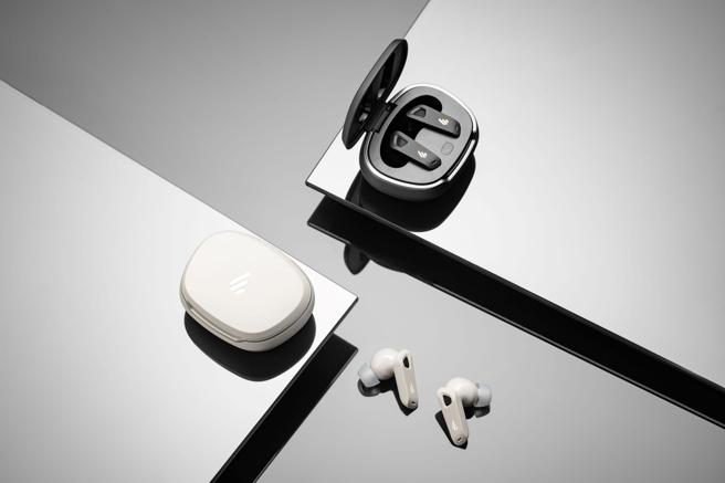 EDIFIER NeoBuds Pro 2 提供星空黑与象牙白两色，雾面材质搭配简约俐落的设计，外型抢眼。（力孚国际提供／古明弘台北传真）