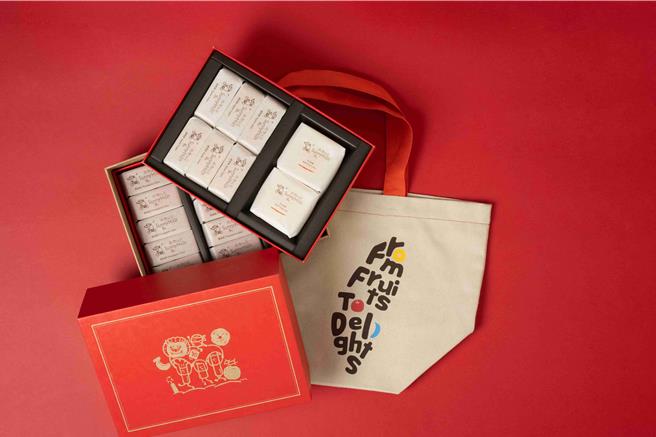 「微热山丘」新春首度推出「新年双层礼盒」，内含凤梨酥、平安饼、苹果酥，多样水果甜点满足不同喜好。（微热山丘提供）