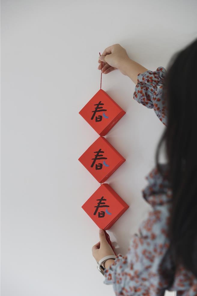 「山丘芭娜娜」以「斗方」概念换上红通通的新衣，品完甜点后，可利用外包装做成春联挂饰。（微热山丘提供）