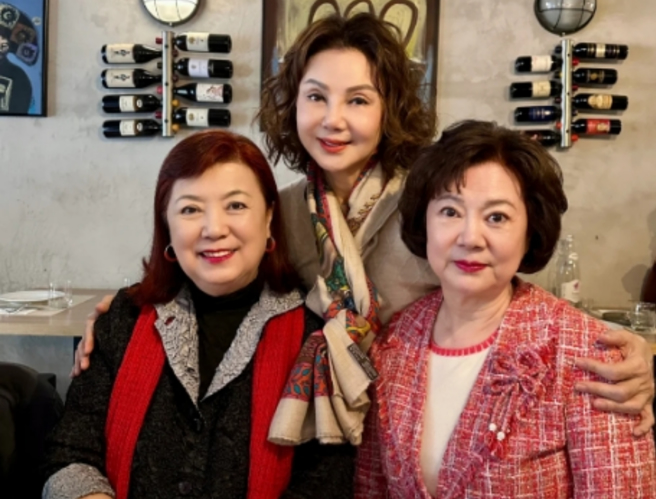 谢玲玲与闺密们合照，背景震惊全网。（图／翻摄自谢玲玲 小红书）