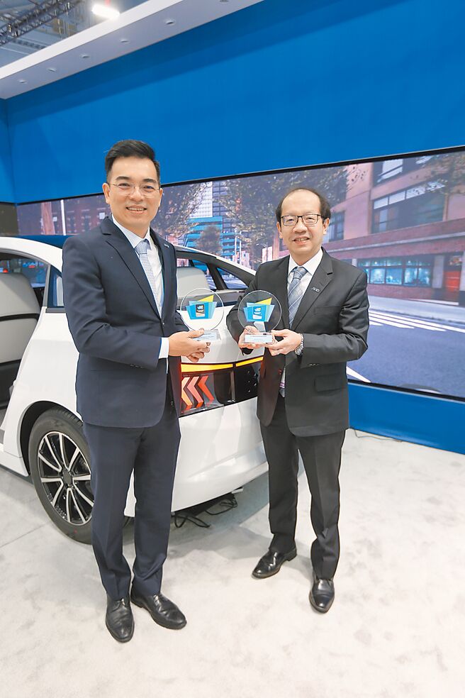 友达以Micro LED车用显示应用，获CES 2024最佳创新奖。友达执行长暨总经理柯富仁（左）、技术长廖唯伦合影。图／友达提供