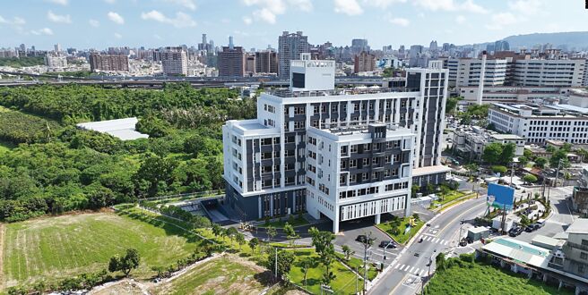 高雄榮總「健康照護大樓」成為全國第一個提供長照住宿機構的醫學中心，提供安全、有隱私的住宿環境、一站式整合性照護服務。圖／高雄榮總提供