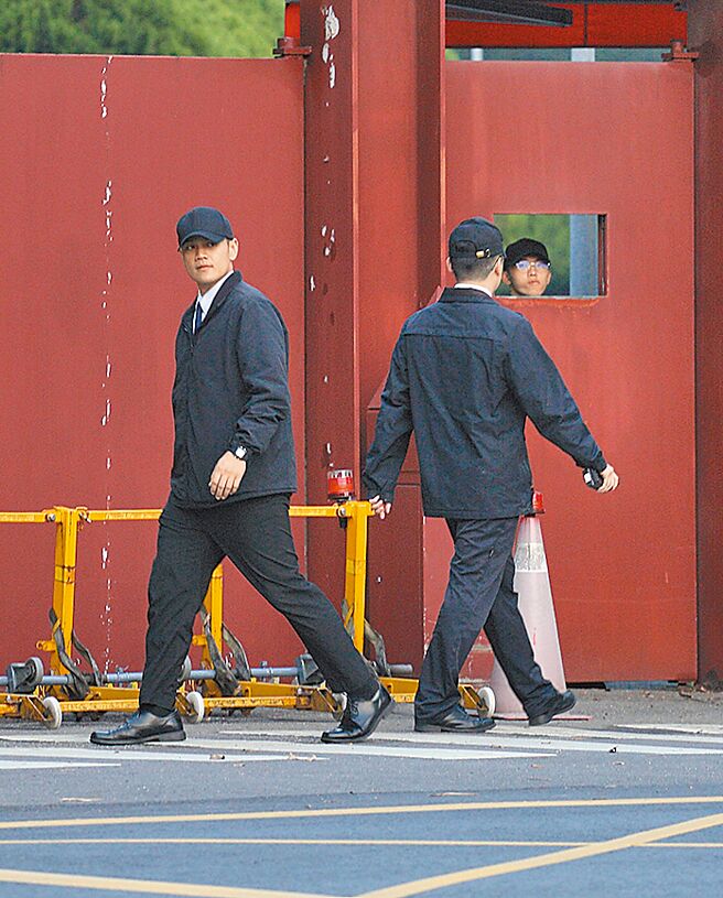 大陆9日发射卫星，国防部选前大动作发布国家级警报，总统府定调排除政治企图。图为总统官邸大门前戒备森严。（张铠乙摄）