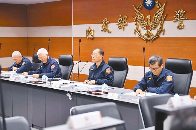 警政署長黃明昭（右二）10日召開選前專案會議，要求全國警察都要做好選前、投開票當日的維安工作，滴水不漏。（警政署提供／胡欣男台北傳真）