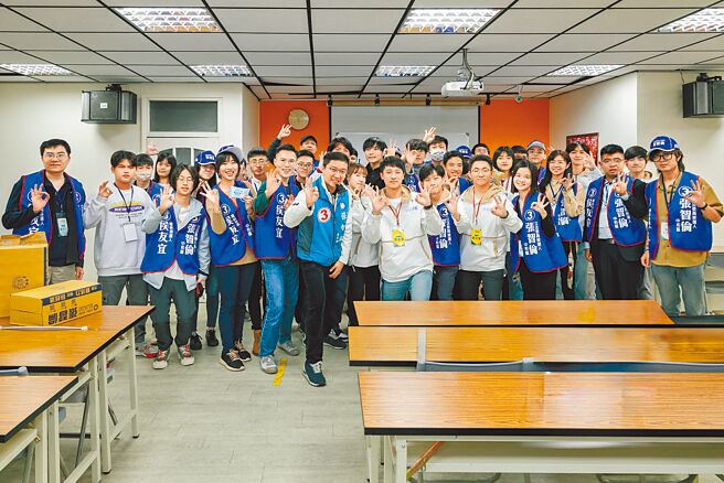 國民黨新北市八選區立委候選人張智倫（前排左四）支持「顧青年、保勞工、輕賦稅」主張，必須讓青年擺脫低薪、減輕育兒負擔，才能安心成家。他承諾進入國會後嚴格監督預算，讓政府把錢花在刀口上，改善年輕人最重視的薪資問題。（張智倫競選總部提供／高鈞麟新北傳真）