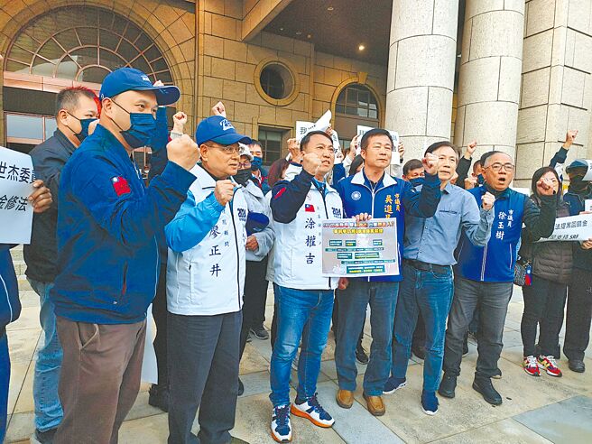 立委黃世杰10日到桃園地檢署提告藍營對手涂權吉（前排左三）意圖使人不當選，涂權吉也和黨籍議員吳進昌（左四起）、詹江村、徐玉樹及侯友宜全國競選總部特別顧問廖正井（左二）在桃檢前開記者會回擊黃世杰濫訴迴避。（賴佑維攝）