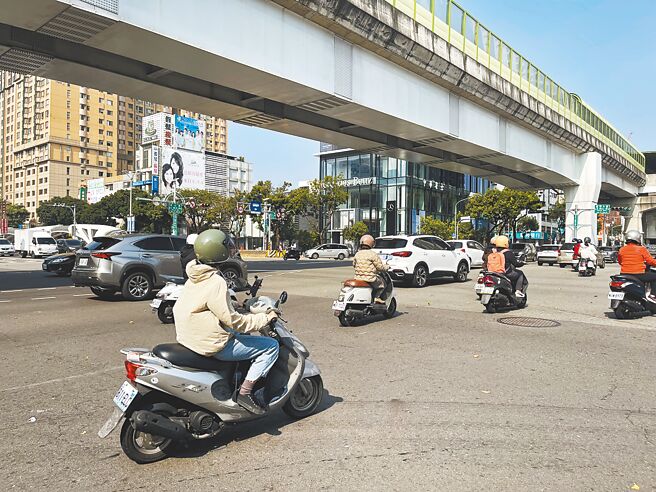 台中市警局交通大隊公布10大易肇事路口，其中西屯區就占了6個路口，經工程、教育及執法等3E事故防制策略，事故發生率已下降4到5成。（王煌忠攝）