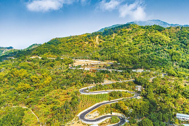 斥資13億6000萬元，南投縣中寮鄉民期待超過20年的環鄉公路10日全線通車。（南投縣政府提供／曾雪蒨南投傳真）