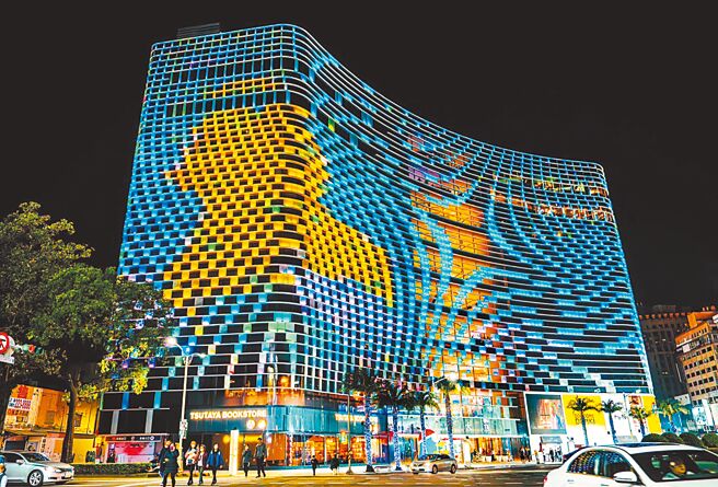 今年高雄燈會將迎來「黃色小鴨」，大立百貨外牆配合打造小鴨造型燈光。（高市觀光局提供／柯宗緯高雄傳真）