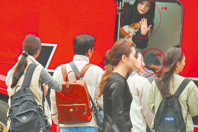 子瑜抱着毛小孩，示意其他人快上车。（时报周刊CTWANT提供）