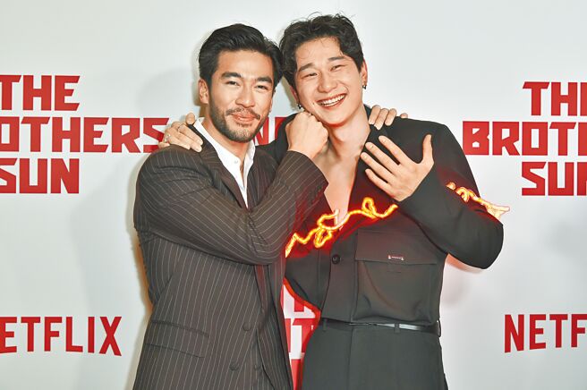 钱裕扬（左）、李松璞在《孙家兄弟》中演出兄弟檔。（美联社）