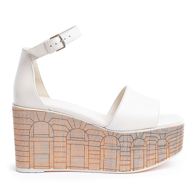 24小牛皮涼鞋，鞋身上的福寶總店形象是以手工雕刻而成，售價4萬8000元。（Hermes提供）