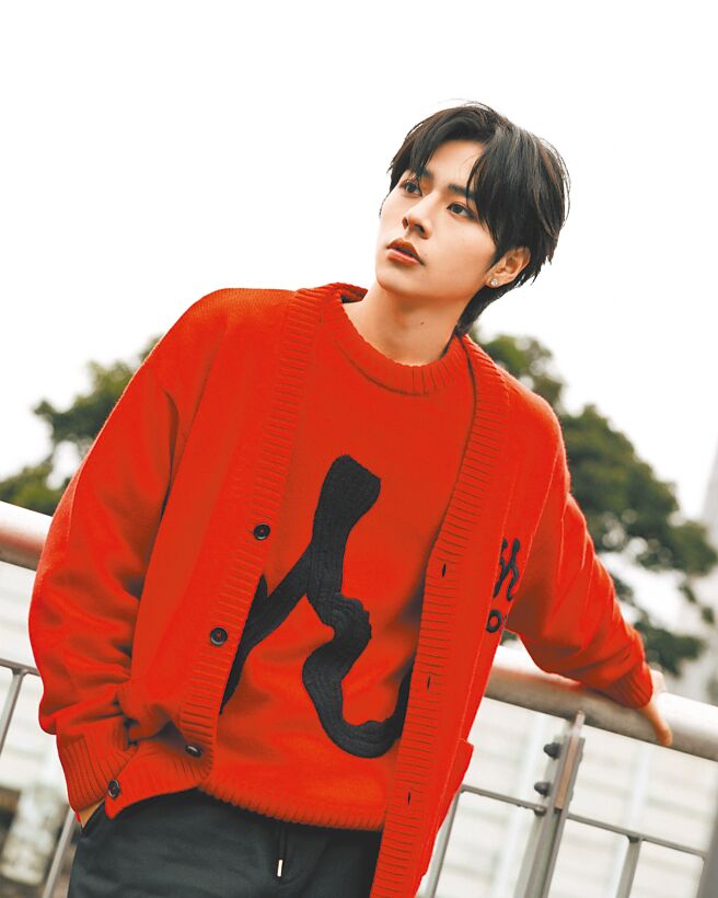 林佳辰搶穿BOSS龍年系列單品。（BOSS提供）