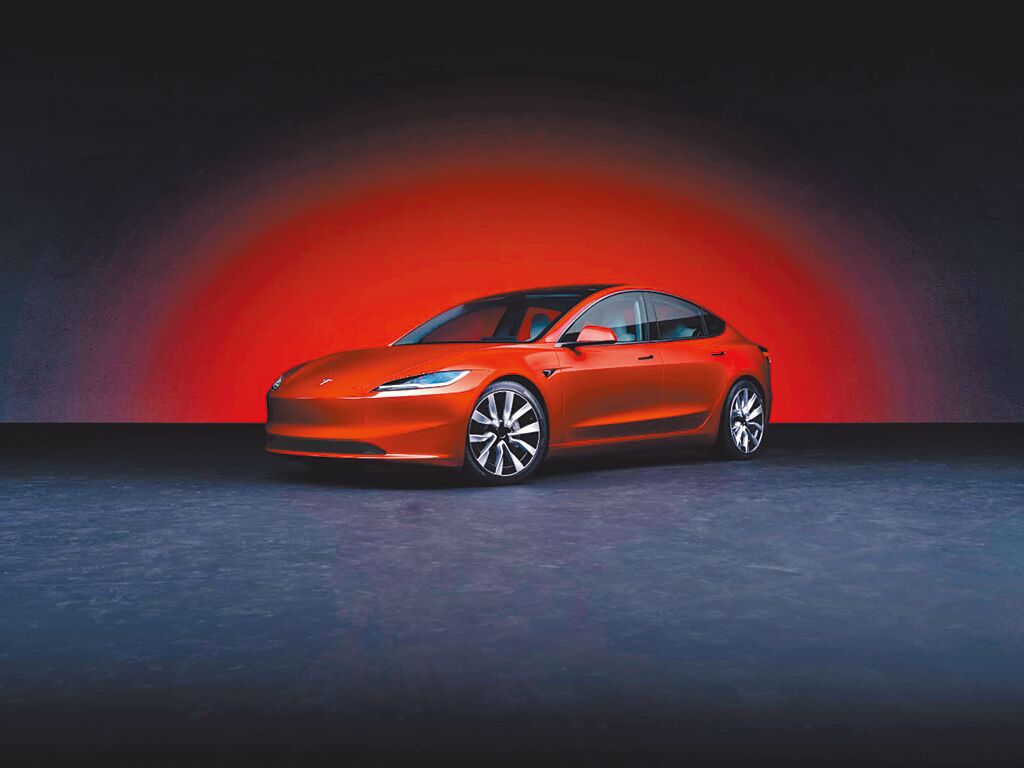 Tesla Model 3煥新版全新車頭設計與矩陣式LED頭燈。（Tesla提供）