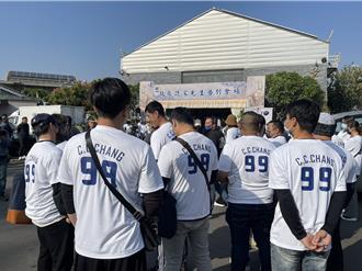 張誌家告別式！前妻抱幼子悲送 昔隊友穿99號球衣追思