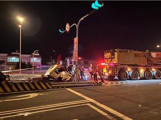 砂石車隧道前停等紅燈 後方拖板車狠撞車頭全爛 駕駛不治