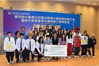 苗栗縣長鍾東錦發激勵獎金 盼留住優秀學生