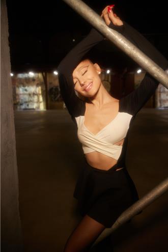 亞莉安娜睽違3年出新曲！MV 曝全新副業產品？粉絲笑回「想預購」