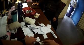 選舉前夕！新北突襲地下簽賭站 警攻堅逮6人