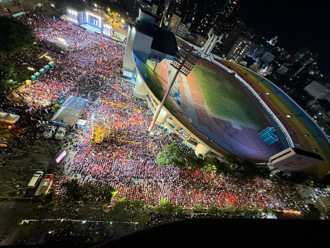 侯康大进场走15分钟！蓝营选前之夜衝破25万人旗海飘扬