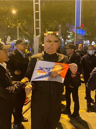 蓝营选前之夜遭闹场 外籍演员舞台前洒人民币玩具钞