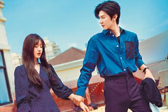 陳哲遠隨時精進吻技 和趙露思廚房玩親親